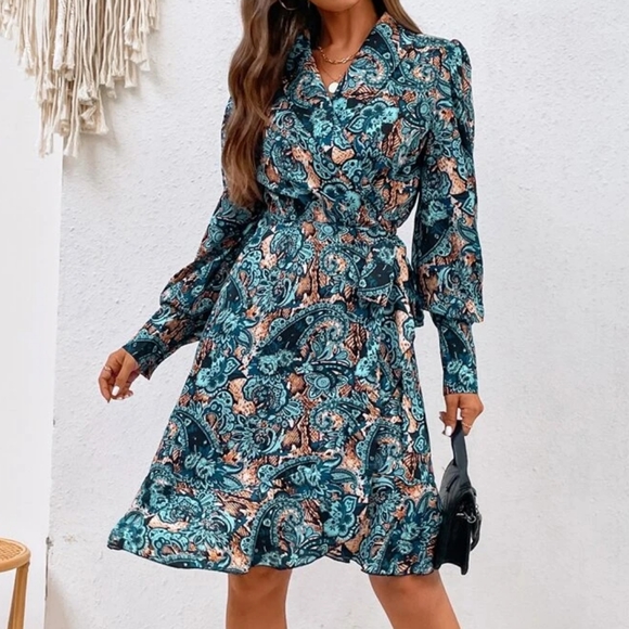 Gorgeous Paisley Print Bishop Tie Side Wrap - Picture 5 of 7